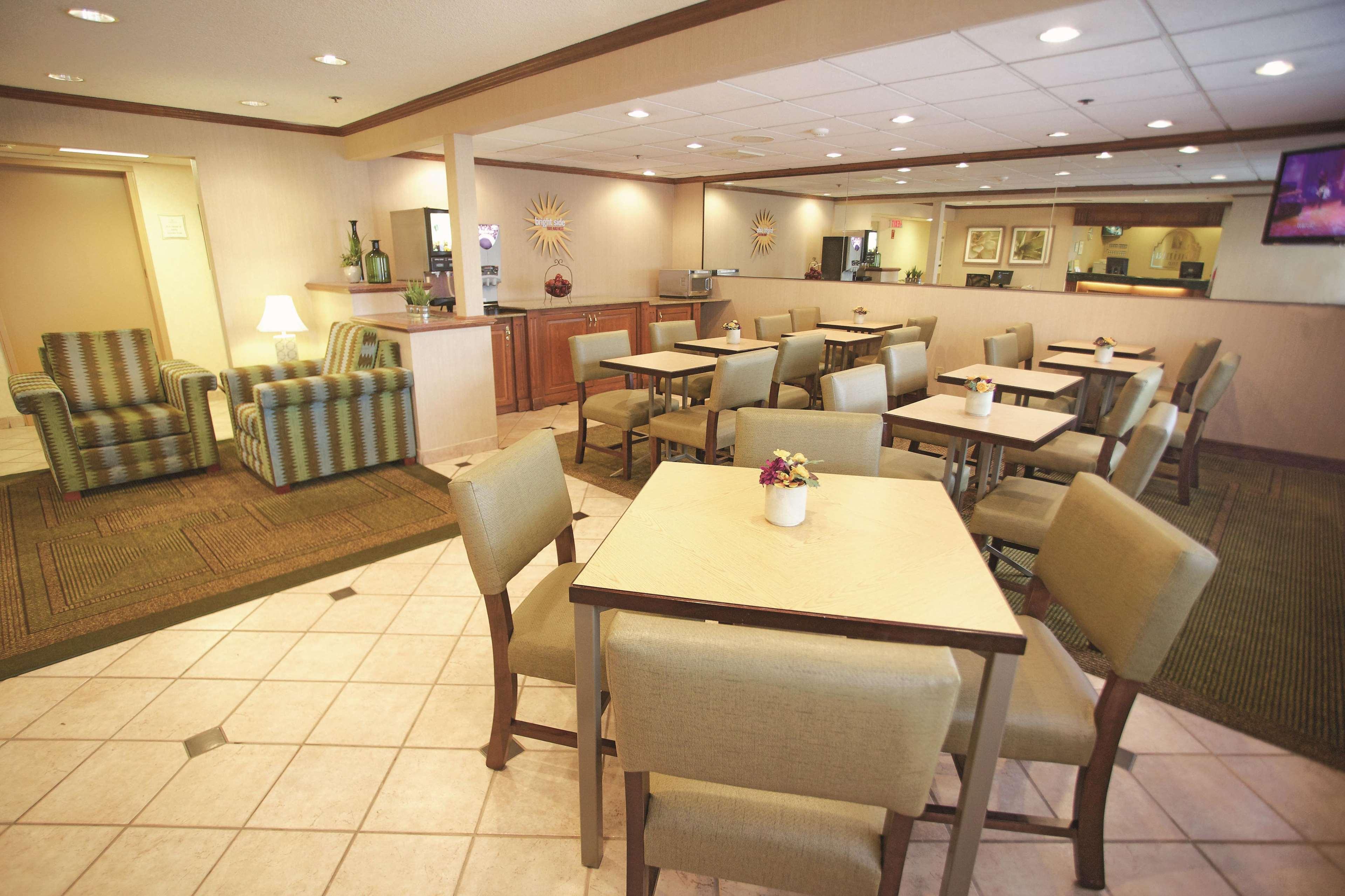 Hotel La Quinta By Wyndham Milwaukee Airport / 3*